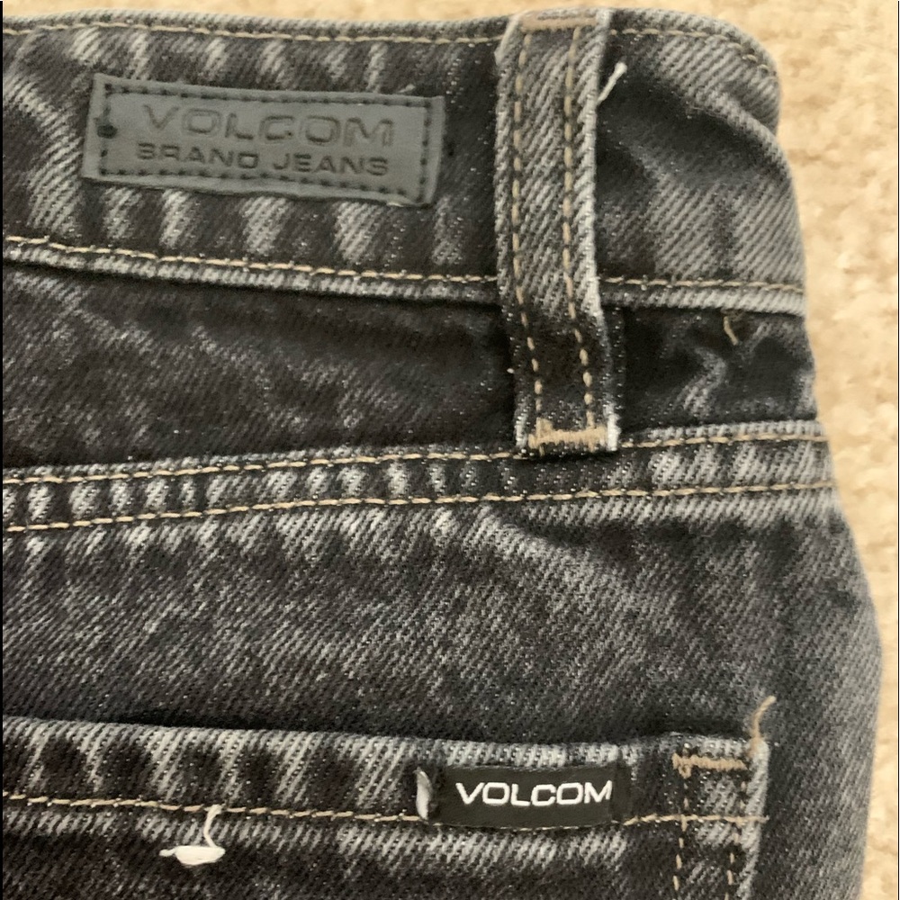 VOLCOM MID RISE BLACK DENIM SHORTS🖤🦋 - Picture 3 of 6